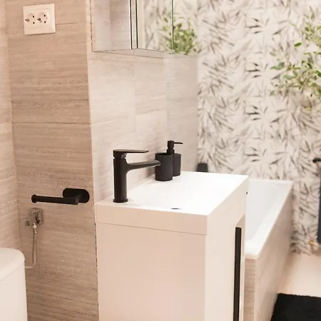 Bright With Balcony In 부쿠레슈티