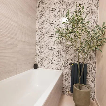 아파트 Bright With Balcony In