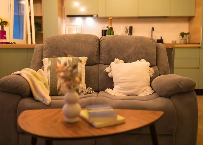 Bright With Balcony In Apartment *