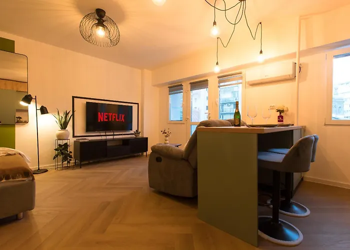 Bright With Balcony In Apartment *