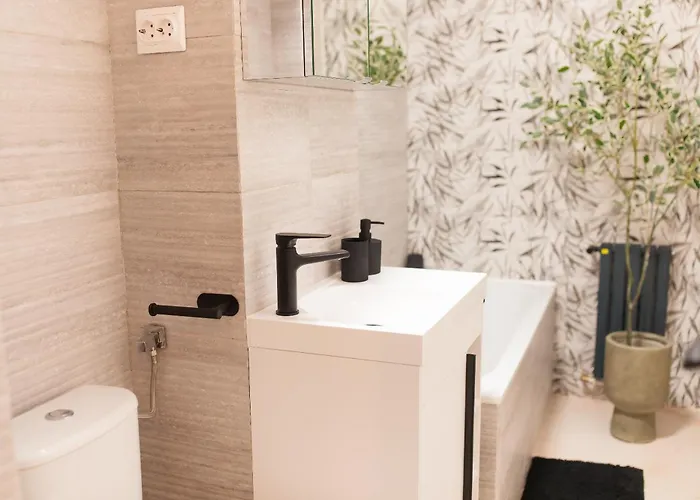 Bright With Balcony In Бухарест